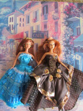 2 RED-HAIRED BARBIE DOLLS, BALL GOWNS, MOD GROOVY MINI DRESSES, STARBUCKS STORY!
